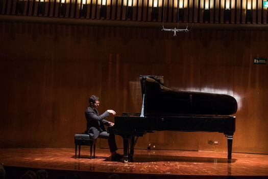 El pianista español Juan Pérez Floristán también comentó las obras estableciendo una relación más personal con el público asistente a la Sala de Conciertos, en Bogotá. / Gabriel Rojas © Banco de la República