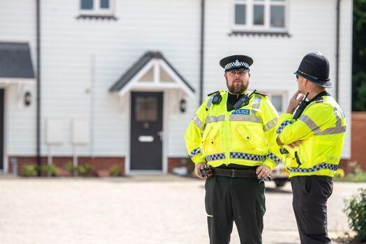 Policías patrullan las calles de Amesbury, Reino Unido, lugar donde ocurrieron los hechos.  / EFE