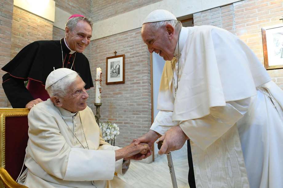  “Quisiera pedirles a todos una oración especial por el Papa emérito Benedicto, que en silencio está apoyando a la Iglesia. Acordaos de él -está muy enfermo", dijo el papa Francisco sobre Benedicto XVI.