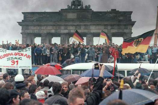 Reunión de personas de la Alemania Oriental y Occidental en Berlín, después de la caída del muro. / AFP -  Patrick Hertzog 