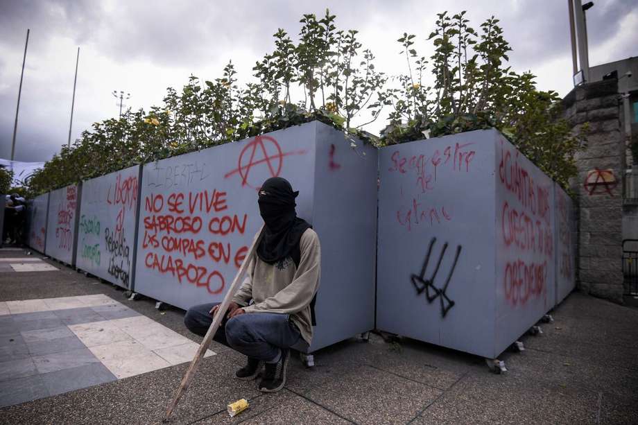 Manifestantes han protestado por la captura de sus compañeros. "No se vive sabroso con los compas en el calabozo", escribieron con graffiti algunos de los jóvenes.