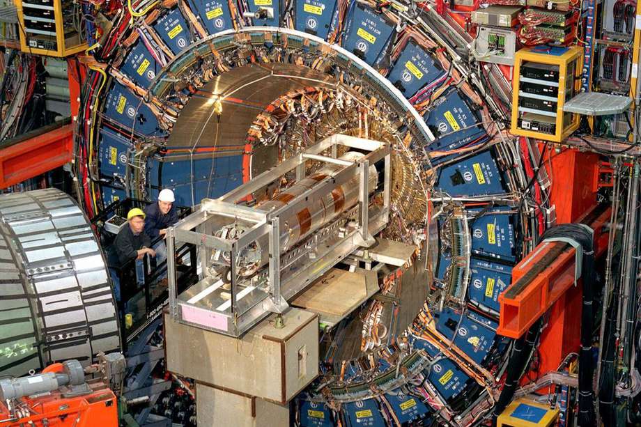 Utilizando las colisiones de partículas de alta energía producidas por el colisionador Tevatron del Fermilab, la colaboración del CDF recopiló enormes cantidades de datos que contienen bosones W desde 1985 hasta 2011. 
