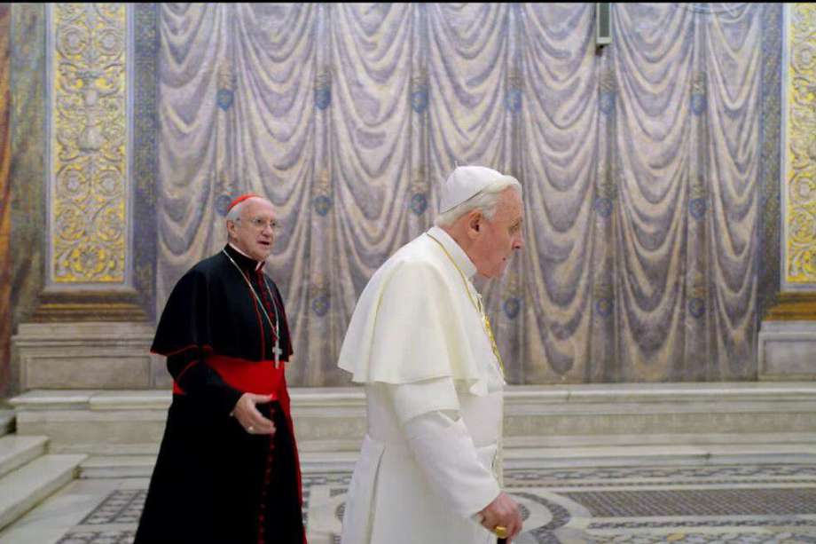 En el transcurso de "Los dos papas", el pasado le habla al oído a los dos jerarcas, puede que con la intención de mostrar que, aun siendo la cabeza de la Iglesia, los pontífices son seres humanos y cargan con un pasado.