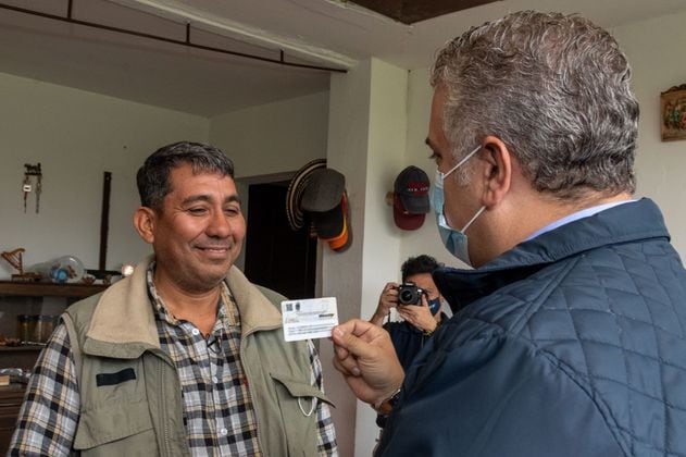 Duque entregó la primera tarjeta de Permiso de Protección Temporal a un venezolano