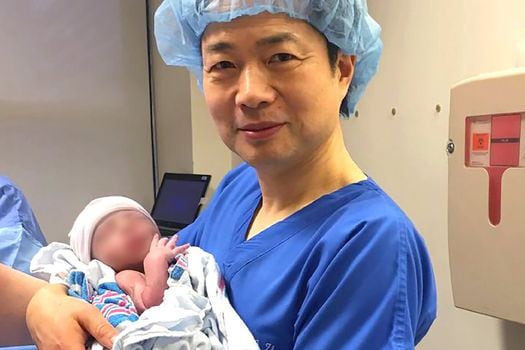 El doctor John Zhang junto al bebé recién nacido. / New Hope Fertility Center
