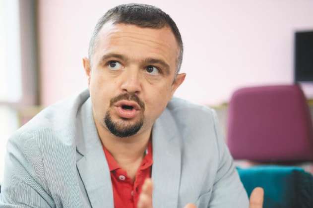 “No es posible una transición sin redistribución del poder”: experto serbio