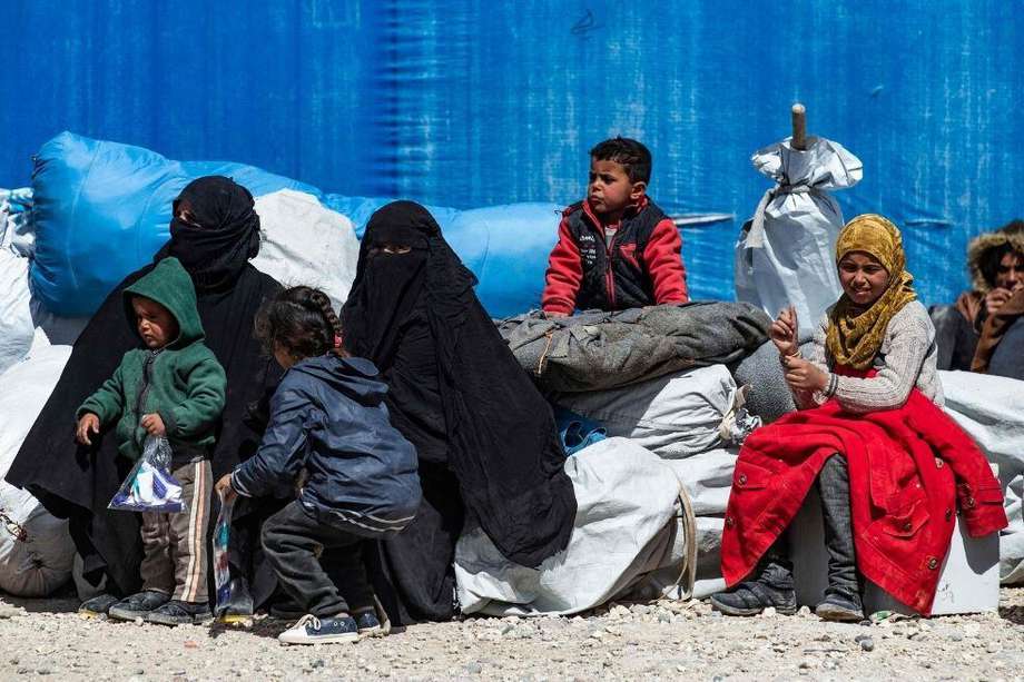 Miles de mujeres y niños sirios, familiares de combatientes del Estado Islámico muertos o detenidos, viven en pésimas condiciones en el campamento de Al-Hol. 