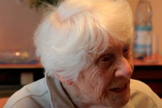 Mujer logra a los 102 años el doctorado que los nazis le negaron