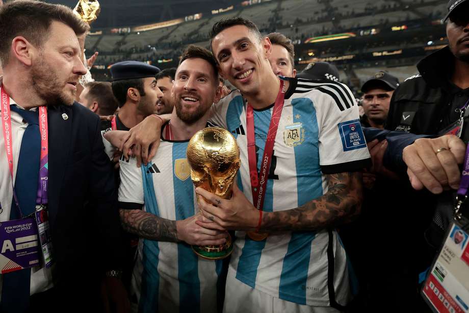 Lionel Messi y Ángel Di María celebran tras ser campeones del mundo. EFE/ Juan Ignacio Roncoroni
