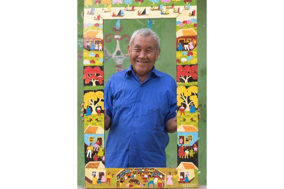 Don Marcial Alegría, representante del primitivismo en Colombia, posando con una de sus obras. / @lamagiaestaenvivirlo