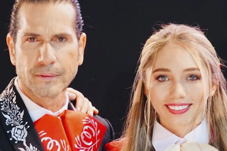Luna debutó en Ecuador como cantante, junto a su padre