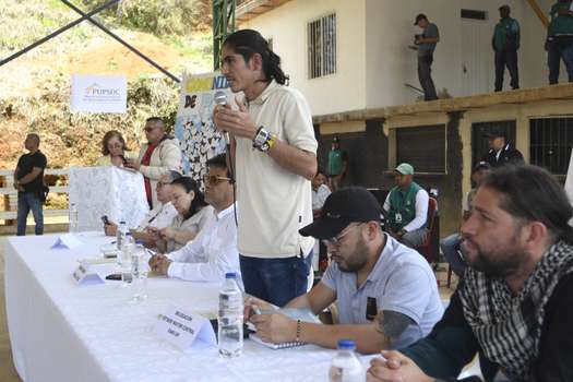 Carlos Eduardo García Téllez, conocido en la guerra como Andrey, y delegado de la disidencia del Estado Mayor Central, durante el evento en Cauca en el que se anunció la fecha de instalación de la mesa de diálogos.