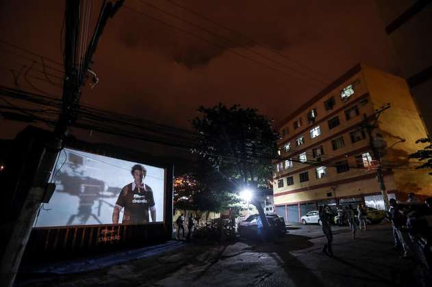 "Cine en las ventanas", una iniciativa para distraerse en Brasil durante la cuarentena