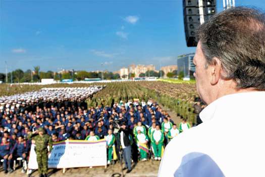 El presidente Juan  Manuel Santos antes de iniciar la marcha del 9 de abril.  / Presidencia