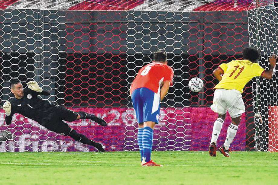 El volante antioqueño Juan Guillermo Cuadrado, figura de la selección de Colombia en Asunción, marcó el gol del empate contra Paraguay, de penalti. (Photo by NORBERTO DUARTE / AFP)

