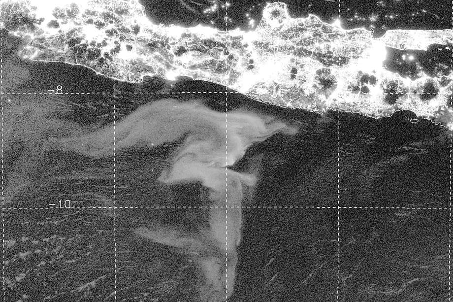 Imágenes de un mar lechoso bioluminiscente cerca de Java para el período del 2 al 4 de agosto de 2019. El cuerpo luminoso amorfo, ubicado inmediatamente al sur de Java y detectable solo de noche, cubría ~ 100.000 km 2 de la superficie del océano. Los parches brillantes que se ven sobre Java en (d–f) son luces de la ciudad. Foto: Steven D Miller/Nature