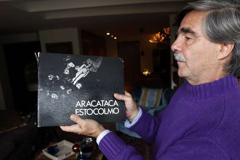 El escritor colombiano Gonzalo Mallarino Flórez muestra el libro "Aracataca Estocolmo" durante una entrevista en Bogotá (Colombia). 