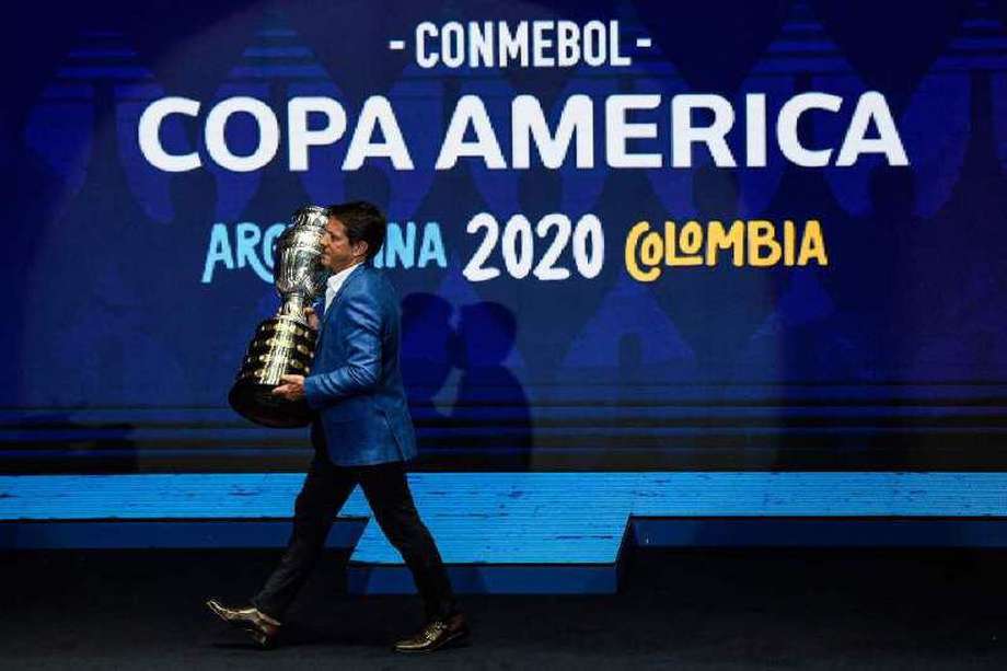 (FILES) In this file photo taken on December 03, 2019 Brazilian former footballer Juninho Paulista presents the Copa America trophy on the stage during the draw of the Copa America 2020 football tournament at the Convention Centre in Cartagena, Colombia. Argentina's hosting of the Copa America football tournament has been suspended "in view of the current circumstances," CONMEBOL said on May 30, 2021, as the country struggles with a surge in coronavirus cases. / AFP / Juan BARRETO
