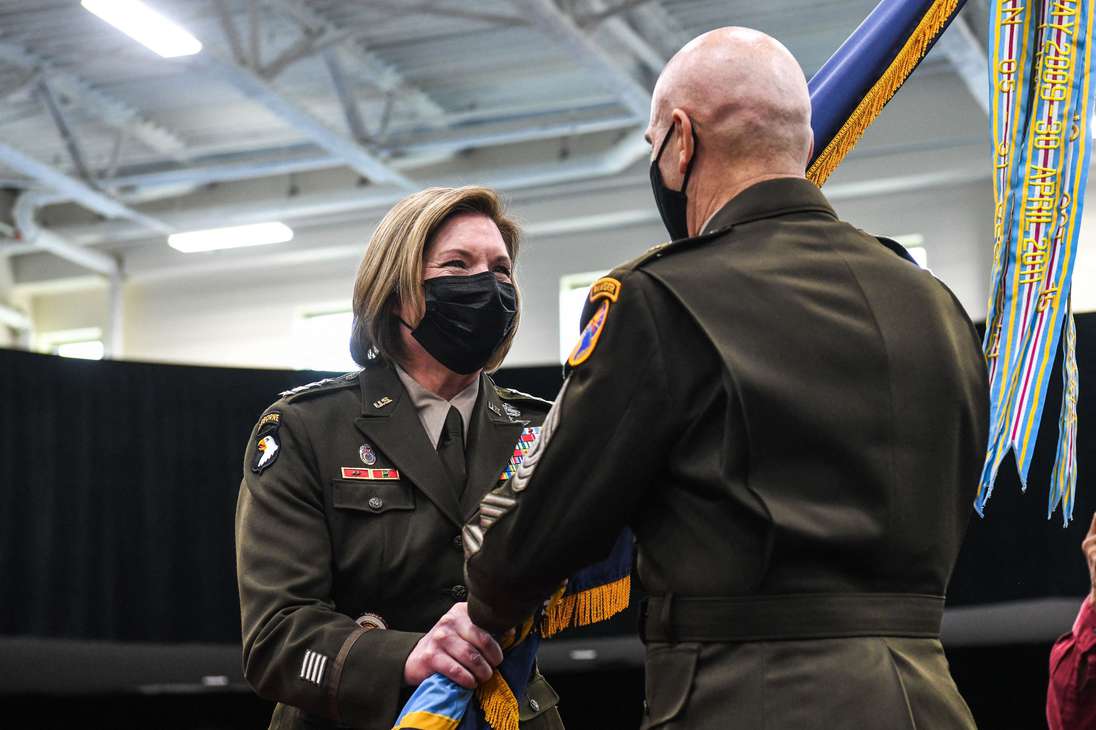 Laura Richardson realiza la presentación de la ceremonia de la bandera con el Sargento del Comando del Ejército de los EE. UU., el mayor Benjamin Jones, durante la ceremonia de cambio de mando del Comando Sur de Estados Unidos.