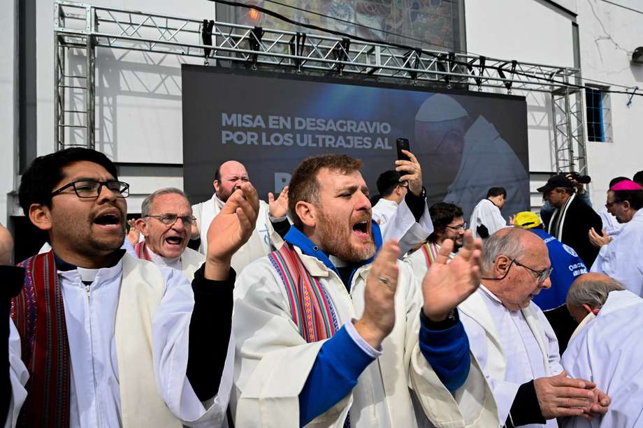 Sacerdotes participan de un evento en apoyo al papa Francisco, quien ha sido objeto de insultos por parte del candidato presidencial Javier Milei.