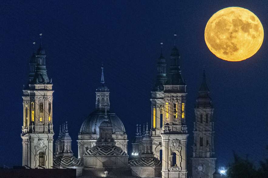 Así se vio la lunea emergiendo sobre la Basílica del Pilar, en Zaragoza, España. También se le conoce como "Luna de Esturión", por la época del año en que este pez gigante abunda en la región de los grandes lagos, en la frontera entre Estados Unidos y Canadá.