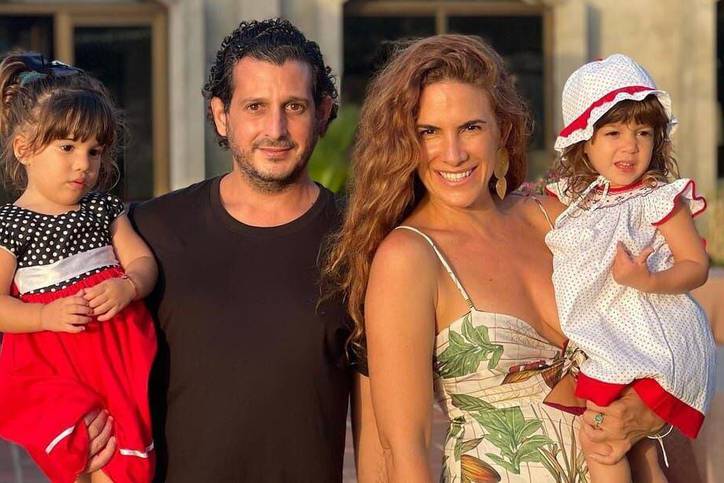Naty Botero con su esposo Juan Carlos Guinovart y sus hijas Paloma y Luna.