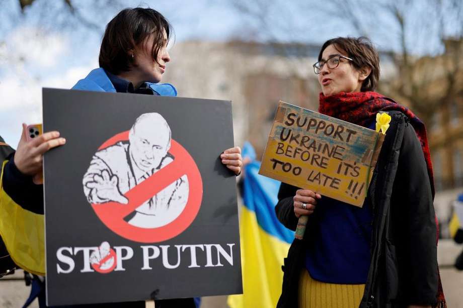 Pancartas en apoyo a Ucrania y contra el presidente de Rusia, Vladimir Putin, en el centro de Londres. - Imagen de referencia
