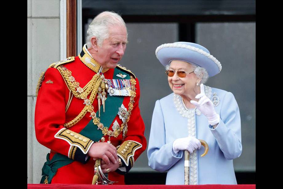Principe Carlos y Reina Isabel II