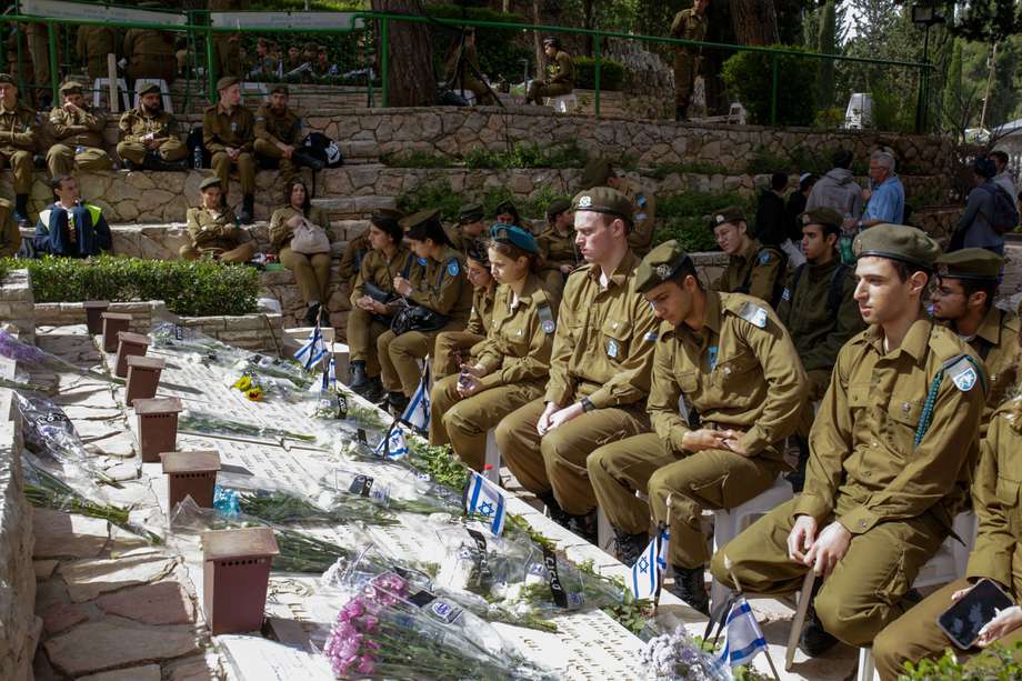 Compañeros de militares israelíes muertos en la Franja de Gaza les rinden homenaje en el cementerio del Monte Herzl en Jerusalén.