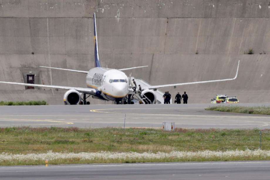 Policías revisan un avión de Ryanair que recibió una amenaza de bomba durante el vuelo en Oslo, Noruega.