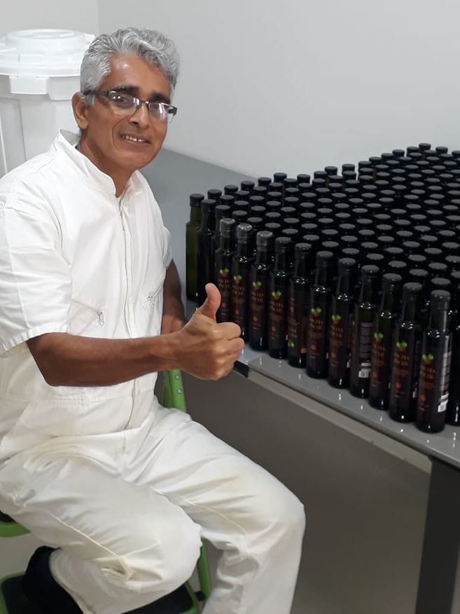 Olver Carbonel, junto a las botellas de aceite de sacha-inchi que podrían abrir un nuevo mercado de ventas colombianas en Europa.