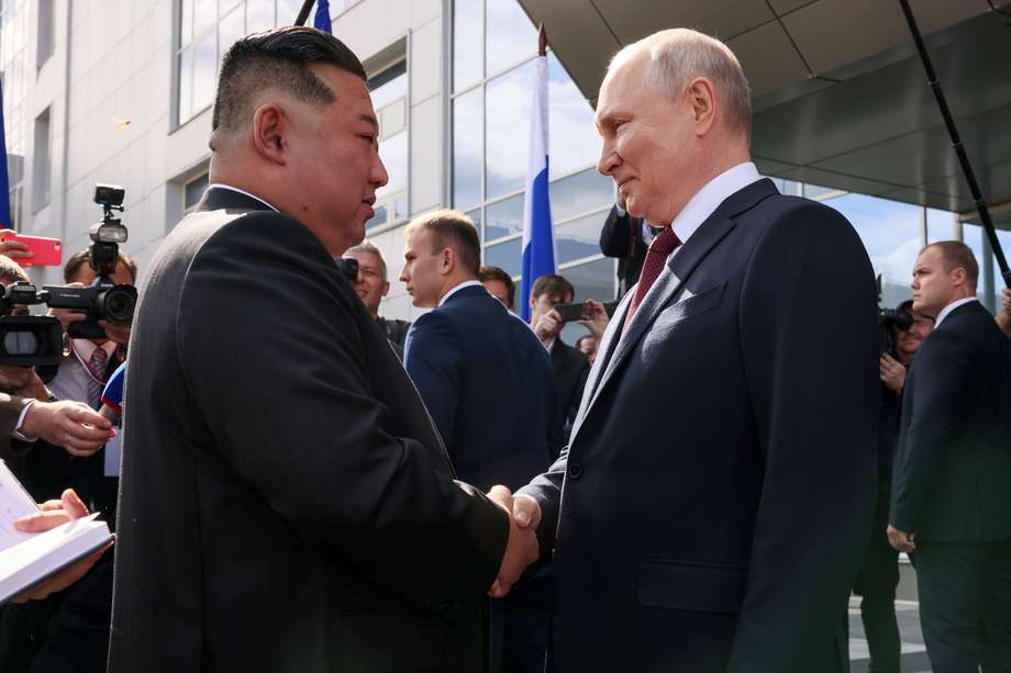 Vladimir Putin estrecha la mano de Kim Jong-un en una visita al cosmódromo de Vostochni. Los líderes se reunirán para discutir una posible negociación de armas norcoreanas y tecnología rusa.