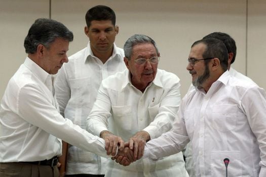 En septiembre de 2016, el entonces presidente Santos y 'Timochenko', líder de las FARC, sellaron la paz.  / EFE