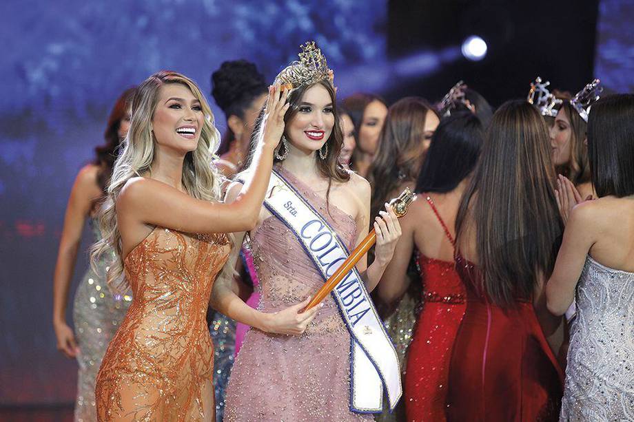 La Señorita Bolívar, Valentina Espinosa Guzmán, fue coronada como Miss Colombia de manos de María Fernanda Aristizábal.