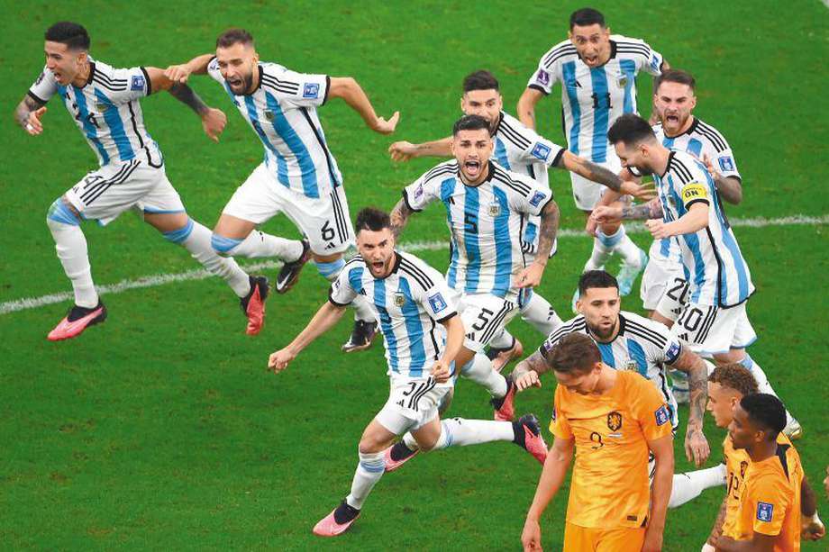 Los jugadores de Argentina enrostran la clasificación a las semifinales de Catar frente a Países Bajos, que perdieron en los penaltis. / AFP
