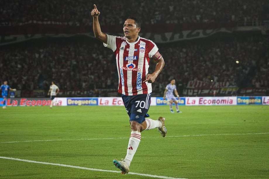 Carlos Bacca celebra tras marcar en la victoria 4-2 de Junior sobre Tolima en los cuadrangulares semifinales de la Liga BetPlay.