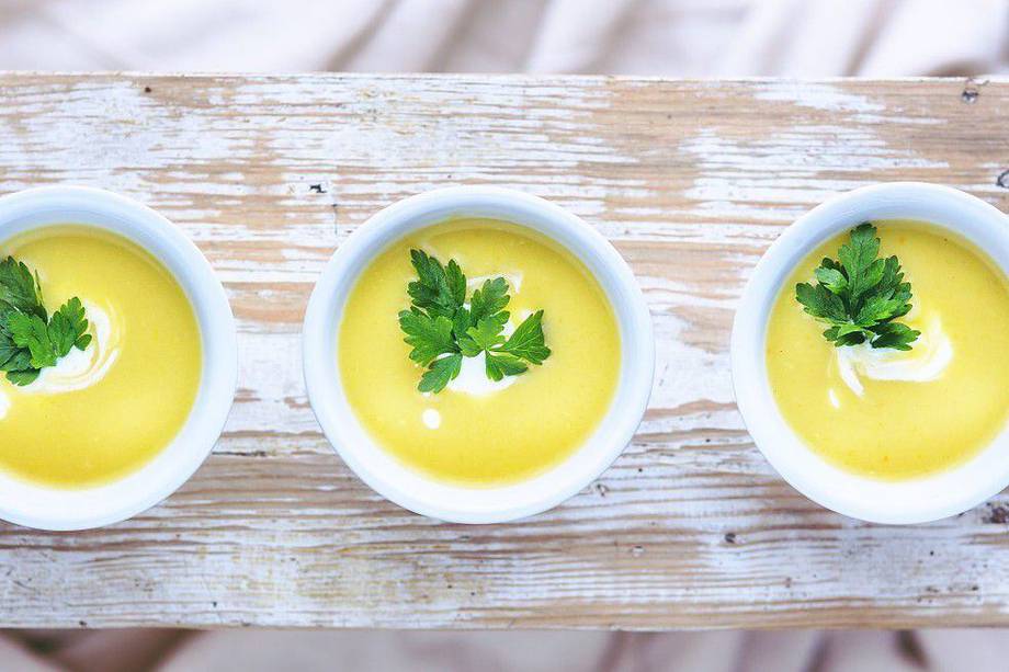 Descubre cómo hacer sopa de champiñones, crema de auyama y ensalada con cebada.