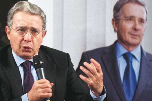 La expediente del expresidente Álvaro Uribe por presunto soborno y fraude procesal que cursaba en la Corte Suprema de Justicia ahora está en manos de la Fiscalía / AFP.
