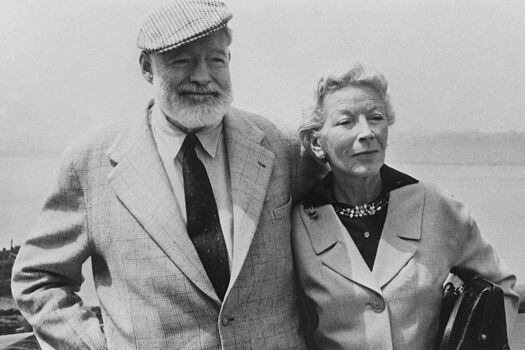 Ernest Hemingway (21 de julio de 1899 – 2 de julio de 1961) y su última esposa, Mary Welsh, como los habría visto Gabriel García Márquez desde la otra acera.