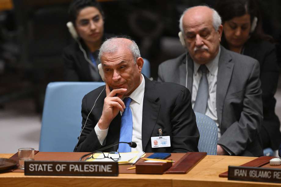 Ziad Abu-Amr, miembro del Consejo Legislativo Palestino, y el embajador palestino ante la ONU Riyad Mansour escuchan durante una reunión del Consejo de Seguridad de las Naciones Unidas sobre la situación en Oriente Medio, incluida la cuestión palestina