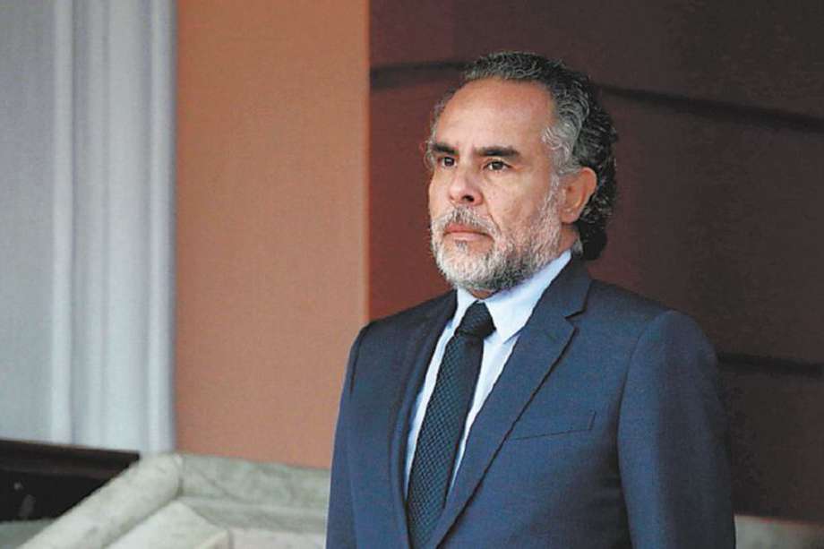Fotografía de archivo del 29 de agosto de 2022 que muestra al embajador de Colombia en Venezuela, Armando Benedetti, durante una reunión en el Palacio de Miraflores en Caracas (Venezuela). 