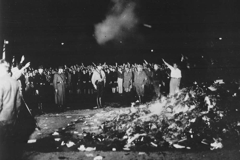 Fotografía de la quema de libros perpetrada por los nazis en la Plaza de la Ópera en Berlín el 10 de mayo de 1933.