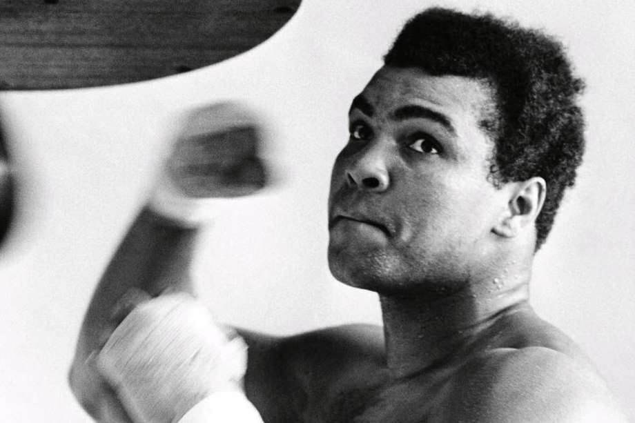 El 26 de junio de 1979, a sus 36 años,  en una carta dirigida a la AMB, Mohammed Ali anunciaba la renuncia a su título mundial y su retiro del boxeo. / Getty Images
