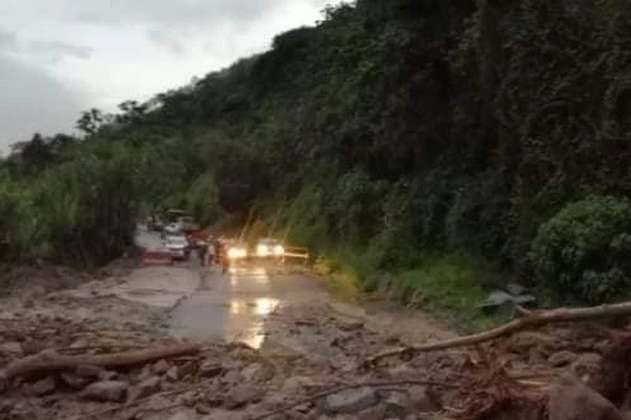 Habilitan paso vehicular por un carril en La Felisa-La Pintada tras derrumbe