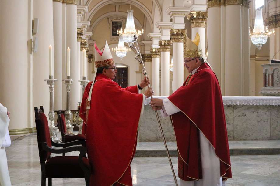 Monseñor Luis José Rueda recibe el cargo de nuevo arzobispo de Bogotá de las manos de monseñor Luis Mariano Montemayor.