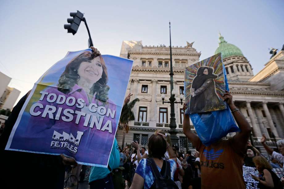 Tras enfrentar un proceso político y un atentado, cientos de manifestantes salieron a demostrar su apoyo en las calles argentinas. 
