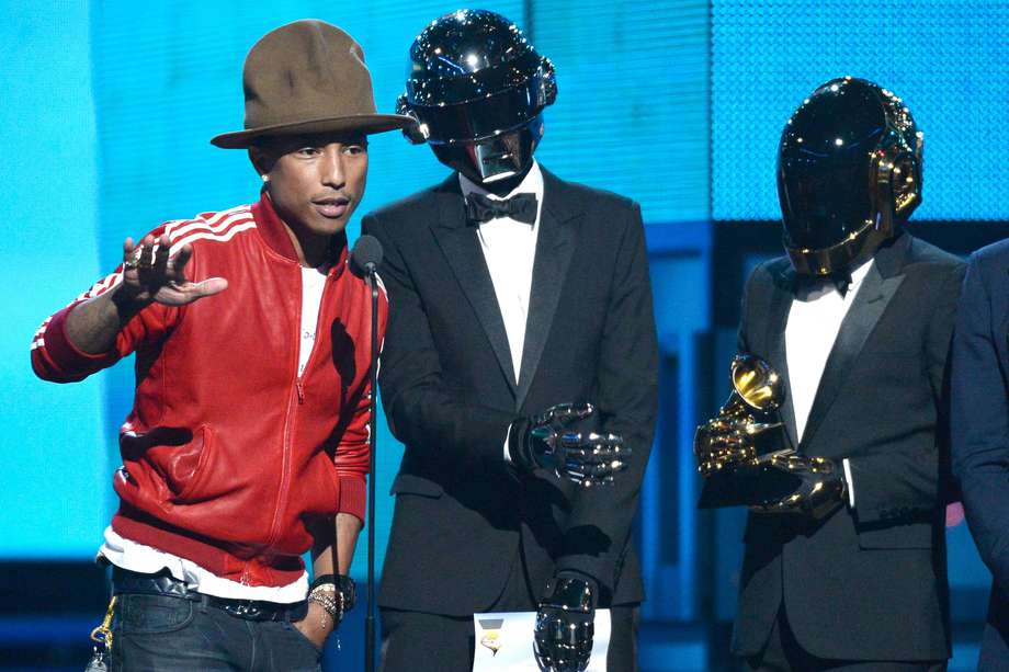 Daft Punk junto Pharrell Williams el 26 de enero de 2014 durante la ceremonia de los Premios Grammy en Los Ángeles, California.