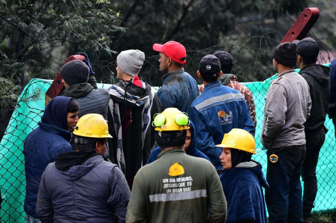 El capitán del cuerpo de bomberos de Cundinamarca, Álvaro Farfán, informó que ya son más de 13 horas en labores de rescate de los mineros.