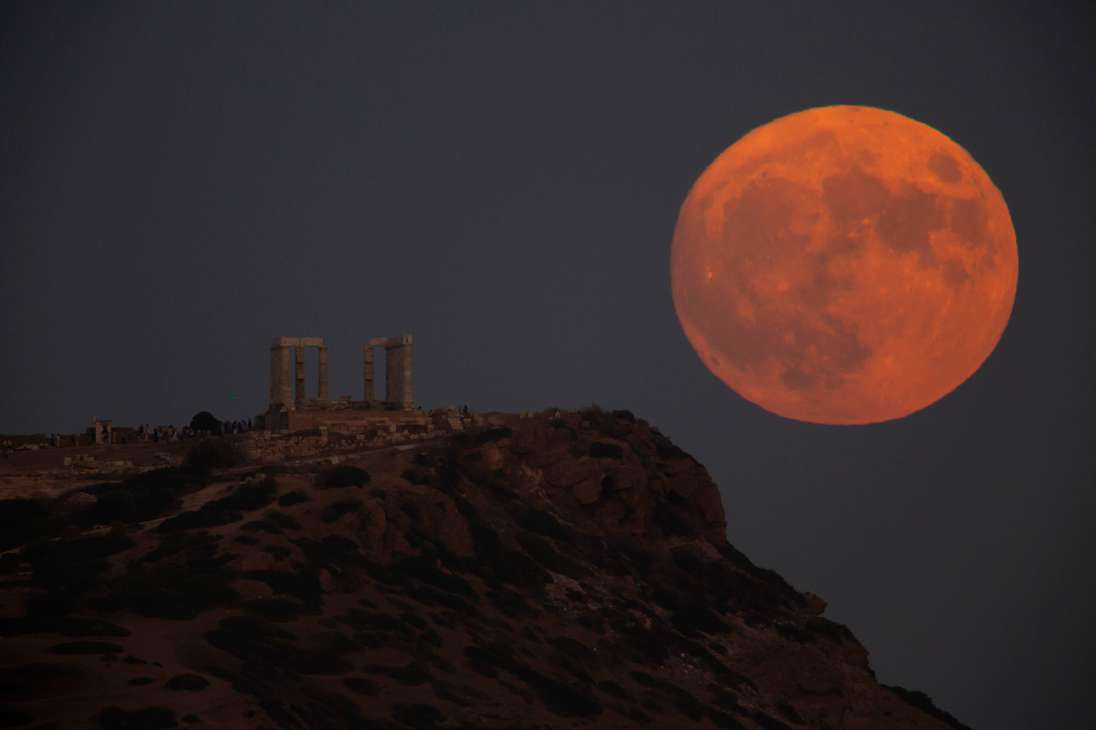 Athens (Greece), 30/08/2023.- A full Blue Moon rises over the Temple of Poseidon, at Cape Sounio, some 65 km south of Athens, Greece, 30 August 2023. On 30 August 2023, people will have the rare chance of seeing a blue moon, which at the same time will be a supermoon, resulting in a Super Blue Moon. (Grecia, Atenas) EFE/EPA/YANNIS KOLESIDIS