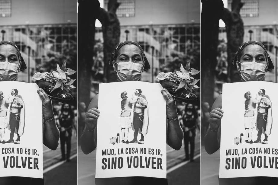  Madres de desaparecidos marchando durante el paro nacional 2021. Fotografía: Valentina Arango Correa.